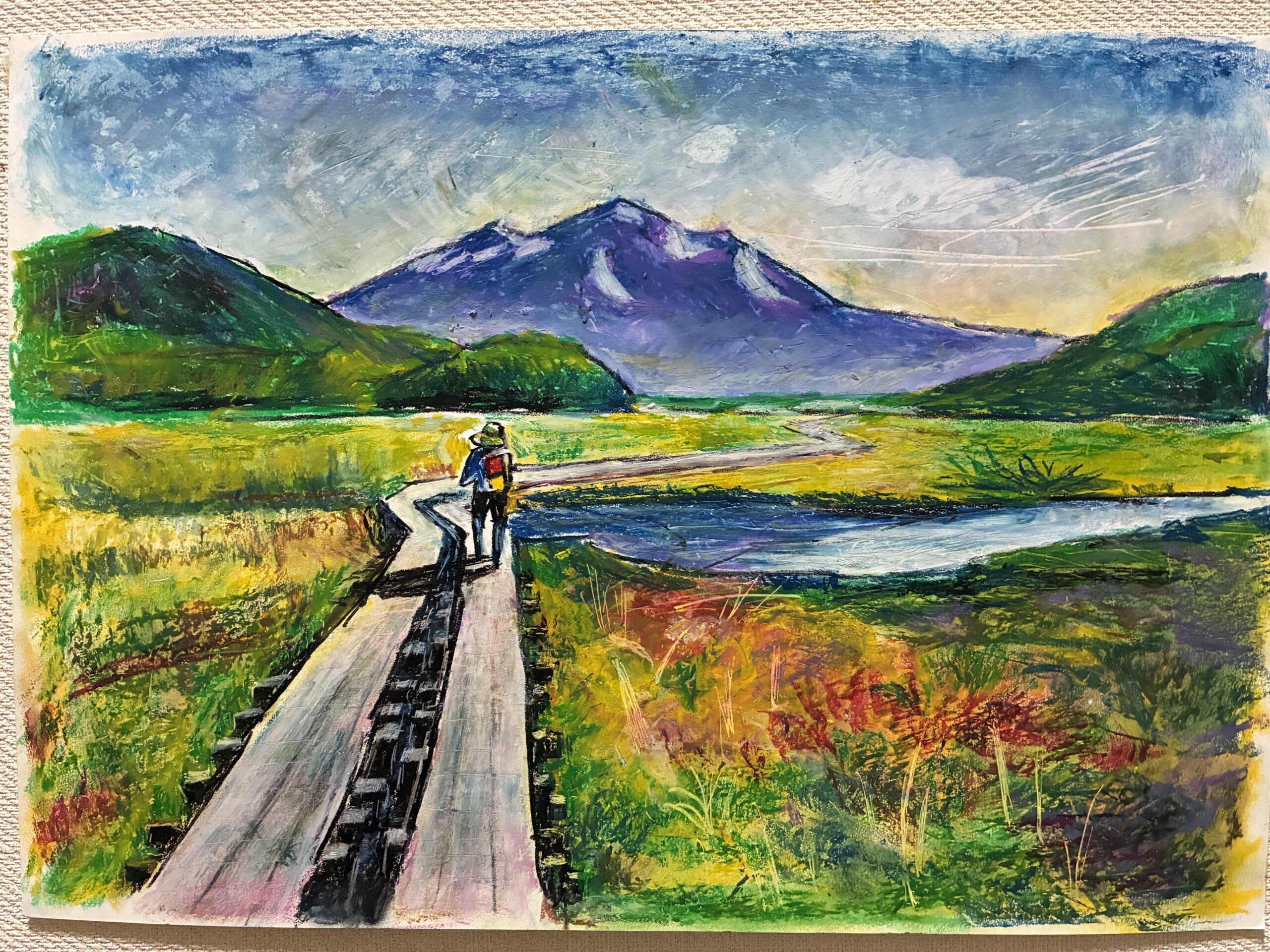 尾瀬ヶ原の木道と至仏山を仰ぎ見る旅人｜100点のアートクレヨン画展
