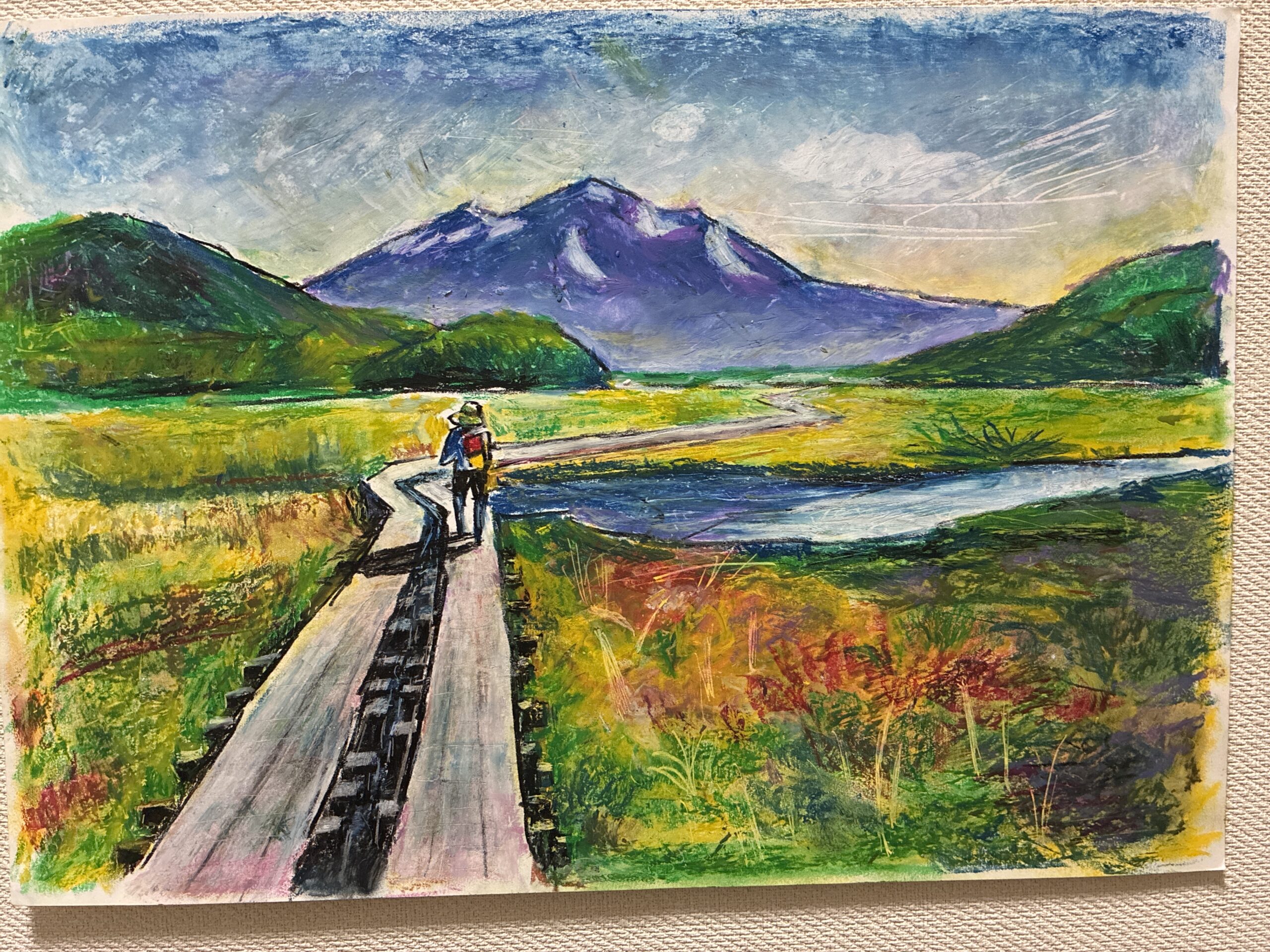 尾瀬ヶ原の木道と至仏山を眺める旅人｜100点のアートクレヨン画展